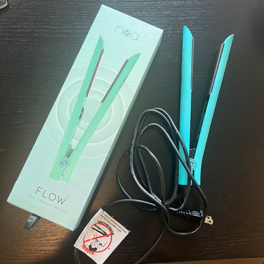 Like new NOA Flow 1.25” Ceramic Styler Straightener, teal